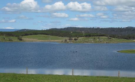 Campo y laguna en Uruguay.jpg